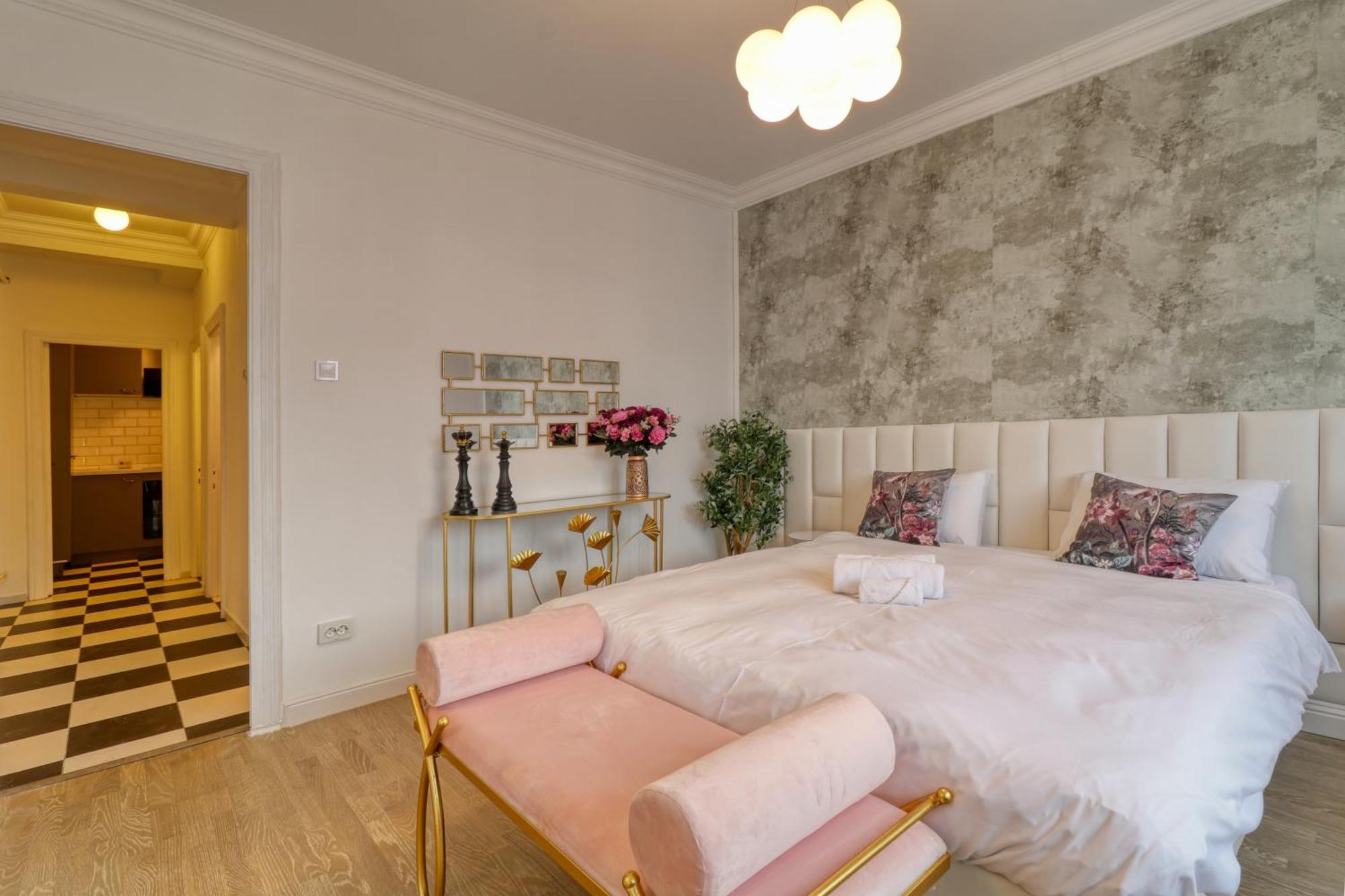 Neo-classic Design Near Downtown Apartment *