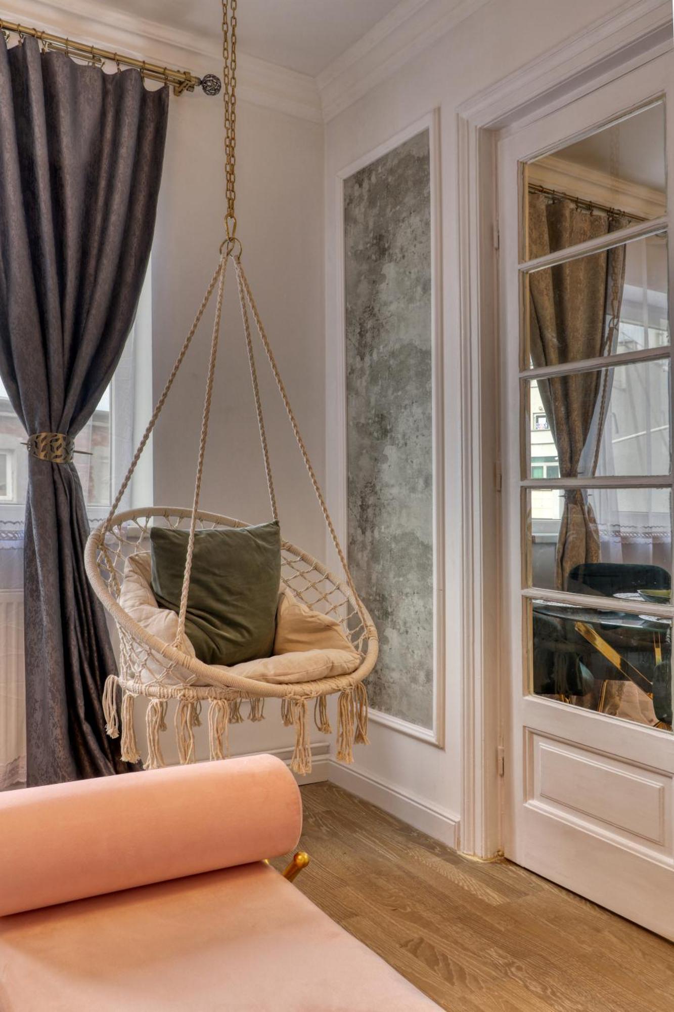 Neo-classic Design Near Downtown Apartment