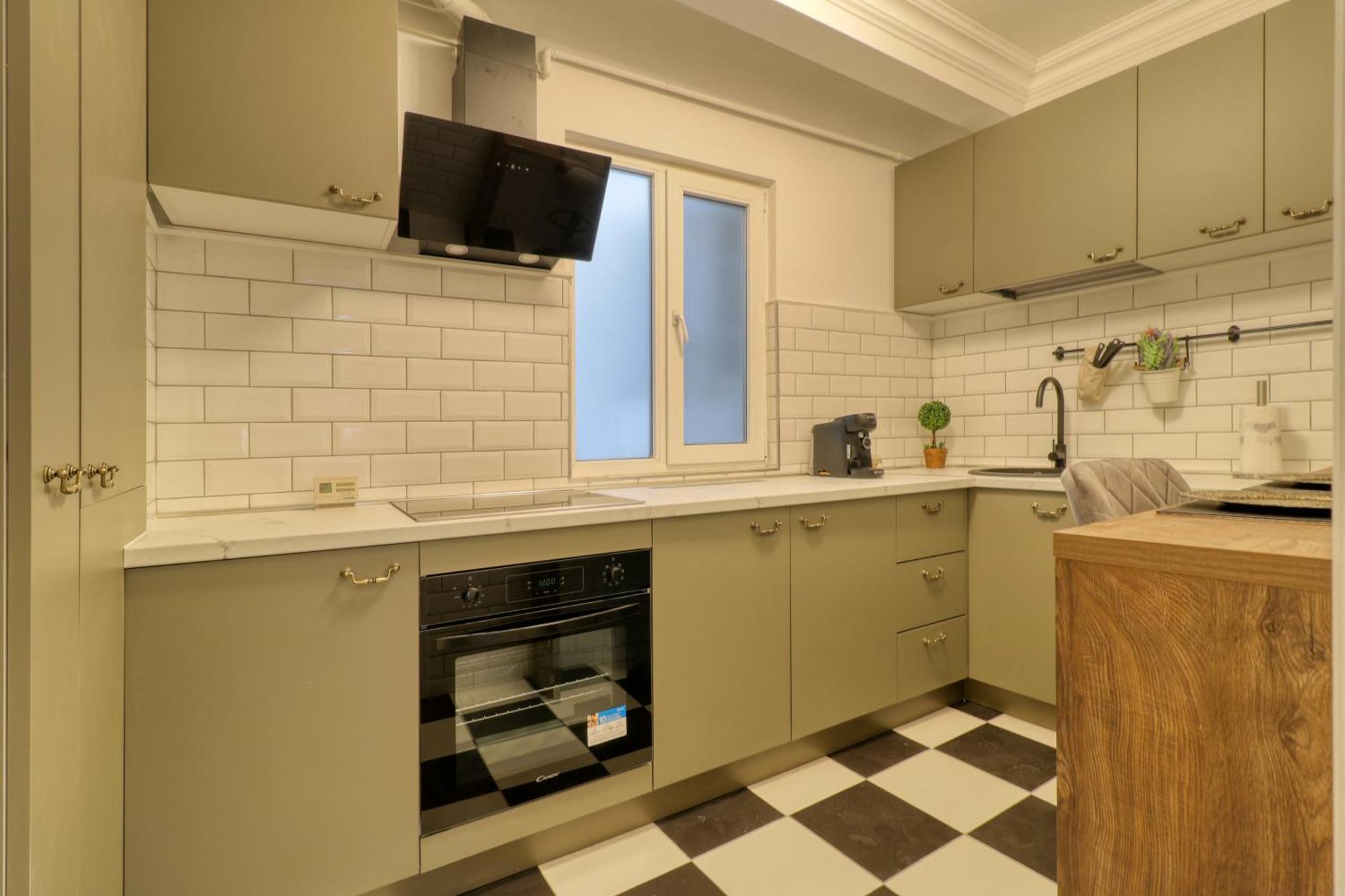 Neo-classic Design Near Downtown Apartment